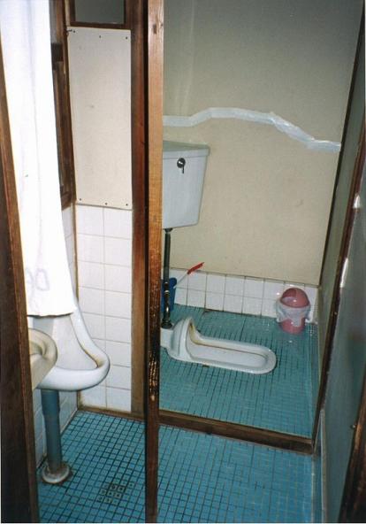 トイレのリフォーム　和式から洋式へ【やねきハウスのリフォーム】（リフォーム前）