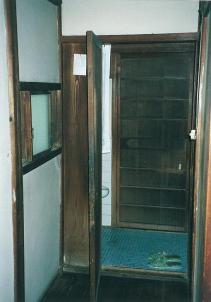 トイレのリフォーム　和式から洋式へ【やねきハウスのリフォーム】（リフォーム前）