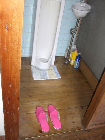 男性用小便器から洋式便器へ　ＴＯＴＯウォシュレット一体型便器【やねきハウスのリフォーム】（リフォーム前）