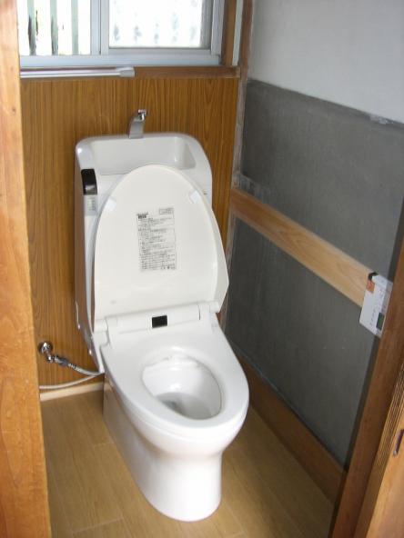男性用小便器から洋式便器へ　ＴＯＴＯウォシュレット一体型便器【やねきハウスのリフォーム】（リフォーム後）