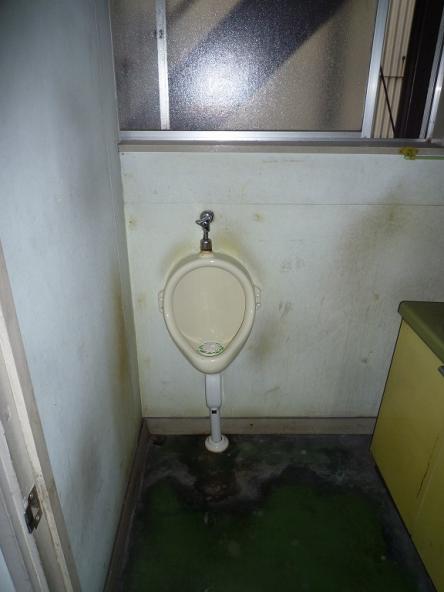 事務所小便器取替え工事　TOTO【やねきハウスのリフォーム】（リフォーム前）