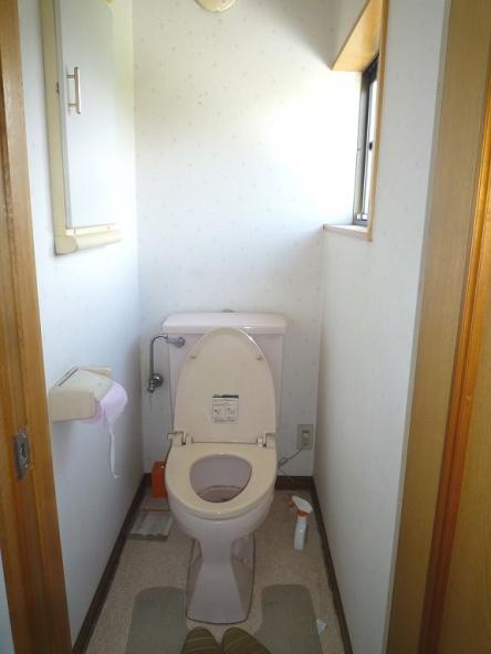 トイレリフォーム　TOTOピュアレストQR【やねきハウスのリフォーム】（リフォーム前）