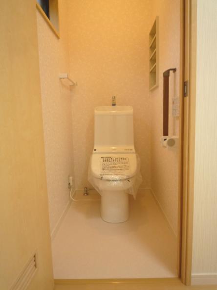 汲取り式から洋風水洗トイレへ　ＴＯＴＯウォシュレット一体型便器ＺＣ【やねきハウスのリフォーム】（リフォーム後）