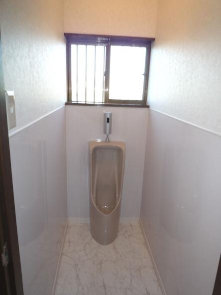 感知ﾌﾗｯｼｭﾊﾞﾙﾌﾞ（自動洗浄）付きTOTO小便器【やねきハウスのリフォーム】（リフォーム後）