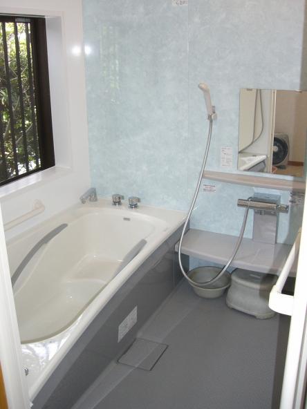 在来の浴室からシステムバス　TOTO  浴バリ低床ＪＭシリーズ【やねきハウスのリフォーム】（リフォーム後）