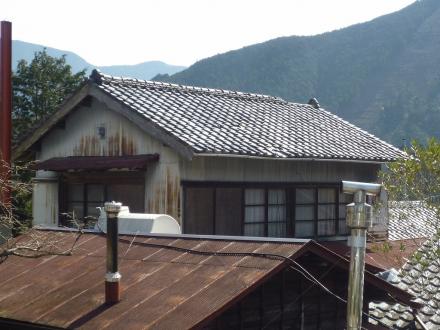 瓦屋根からカラーベスト屋根への葺き替え工事【やねきハウスのリフォーム】（リフォーム前）