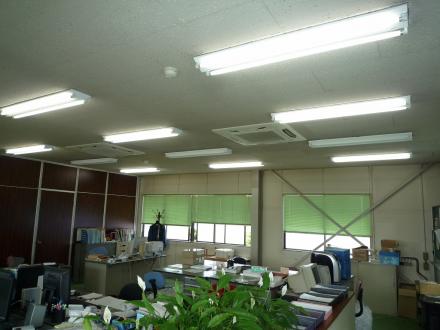 事務所照明器具交換工事　富士型器具FSA42001FVPN9【やねきハウスのリフォーム】（リフォーム後）