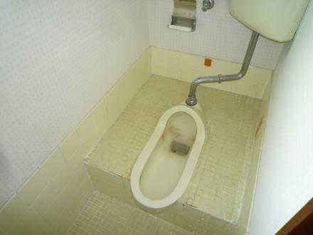 賃貸物件　和式トイレから洋式トイレヘリフォーム【やねきハウスのリフォーム】（リフォーム前）