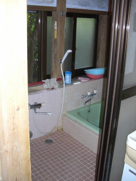 在来の浴室からシステムバス　TOTO  浴バリ低床ＪＭシリーズ【やねきハウスのリフォーム】（リフォーム前）